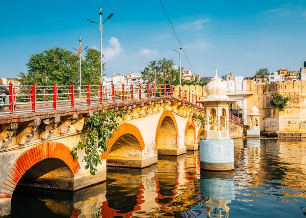 PICHOLA lake ve eski köprünün Udaipur, Hindistan