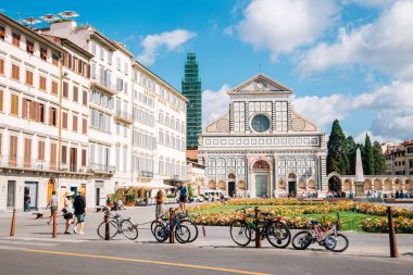 Florence, İtalya - 17 Ağustos 2016: Basilica Santa Maria Novella Kilisesi ve Meydanı