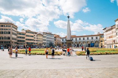 Florence, İtalya - 17 Ağustos 2016: Meydanı ve Dikilitaş Basilica Santa Maria Novella Kilisesi önünde