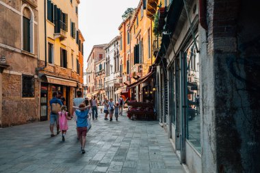 Venice, İtalya - 17 Ağustos 2016: Avrupa eski binalar ve alışveriş caddesi