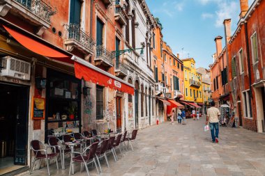 Venice, İtalya - 17 Ağustos 2016: Avrupa eski binalar ve restoran sokak