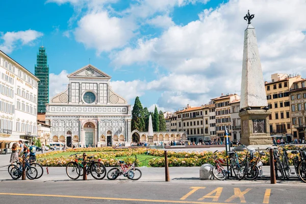 Florence, İtalya - 17 Ağustos 2016: Basilica Santa Maria Novella Kilisesi ve Meydanı