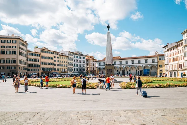 Florence, İtalya - 17 Ağustos 2016: Meydanı ve Dikilitaş Basilica Santa Maria Novella Kilisesi önünde