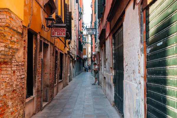 Venice, İtalya - 17 Ağustos 2016: Avrupa eski binalar ve otel sokak