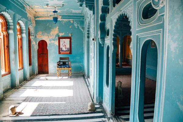Udaipur, Hindistan - 13 Aralık 2017: Inside City Palace tarihi mimarisi
