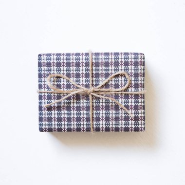 Mor renk desen hediye kutusu beyaz arka plan üzerinde kontrol