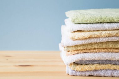 Ahşap masa üzerinde renkli banyo havlusu