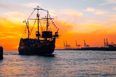 Japonya'nın Osaka limanda gemi ve dramatik günbatımı gezisi