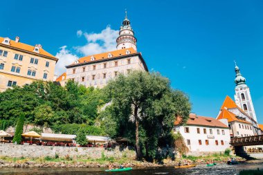 Cesky Krumlov, Çek - 28 Ağustos 2016: Vltava Nehri Kayak kale kule ve yaz eğlence