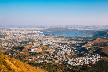 PICHOLA lake ve muson Palace Udaipur, Hindistan eski şehir