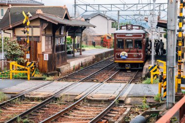 Kyoto, Japonya - 4 Nisan 2016: Kyoto yerel tren Randen tramvay Omuro-Ninnaji İstasyonu