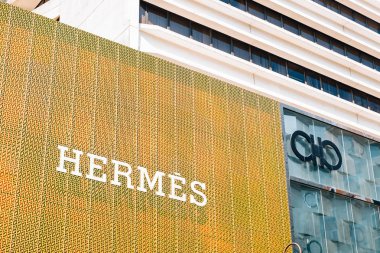 Hong Kong - 14 Eylül 2015: Canton road lüks alışveriş caddesi