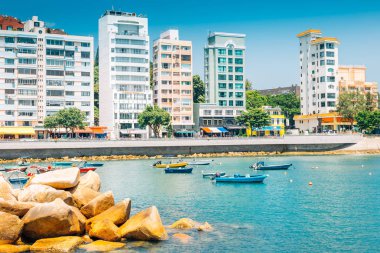 Hong Kong - 14 Eylül 2015: Stanley Bay deniz ve modern binalar