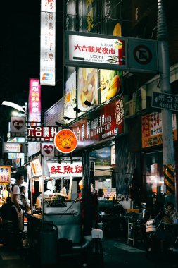 Kaohsiung, Tayvan - 7 Mayıs 2018: Liuhe gece pazarı gıda sokak