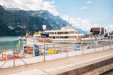 İsviçre - 21 Ağustos 2016: Brienz Gölü ve cruise gemi Brienz Tren İstasyonu