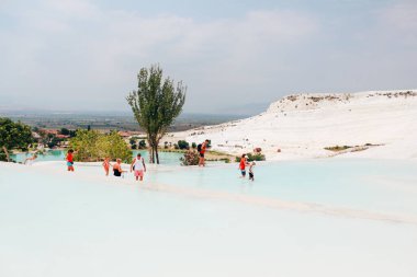 Pamukkale, Türkiye - 17 Temmuz 2013: Pamukkale Travertenleri, termal havuzlar