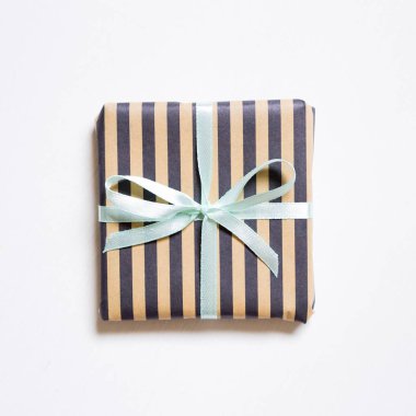 Şerit deseni hediye beyaz arka plan üzerinde izole