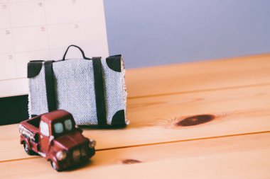 Seyahat bavul, araba ve takvim masada, yaz tatil zamanlama kavramı