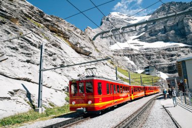 İsviçre - 22 Ağustos 2016: Eigergletscher tren istasyonu platformu karlı Dağı