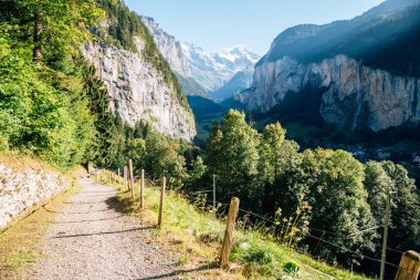 Lauterbrunnen dağ izi yol İsviçre hiking