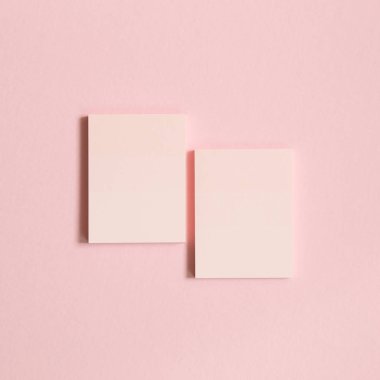 Pembe Kısa Not yastık, pembe bir arka plan üzerine yapışkan notlar