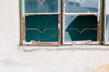 Kırık pencere cam ve eski duvar