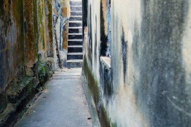 Merdiven ve dar sokak, tehlikeli arka sokak