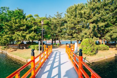 Ohori park, ağaçlar ve köprü: Fukuoka, Japan