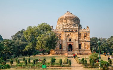 Delhi, Hindistan - 27 Kasım 2017: Şiş Gumbad ve yeşil ağaçlar ve insanlar Lodhi Garden