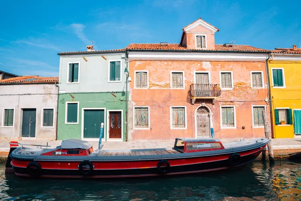 Coloridos Edificios Barco Canal Isla Burano Venecia Italia — Foto de Stock