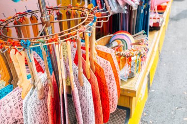 Busan, Kore - 23 Eylül 2018: Kore geleneksel Hediyelik eşya dükkanı Gamcheon Kültür Köyü'nde