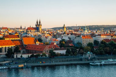 Prag şehir eski binalar ve gün batımı ile Vltava Nehri Prag, Çek Letna Parkı