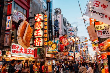 Osaka, Japonya - 1 Ekim 2018: Dotonbori Restoran gıda sokak