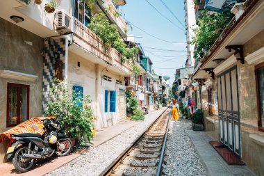 Hanoi tren yolu, Hanoi, Vietnam 'daki eski ev ve demiryolu.