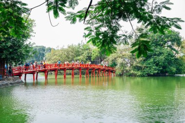 Hanoi, Vietnam - 12 Ekim 2018: Hoan Kiem Gölü ve Den ngoc oğlu Tapınağı Köprüsü