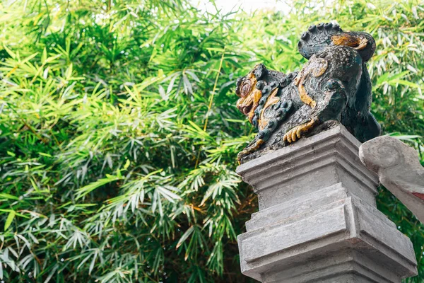 Traditionella Skulptur Och Träd Den Ngoc Son Templet Hanoi Vietnam — Stockfoto