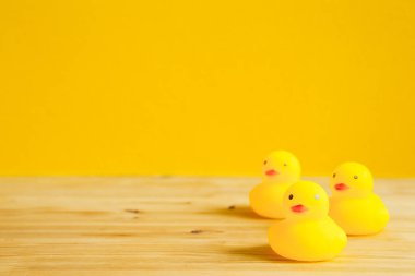 Sarı lastik ördek oyuncak ahşap tablo