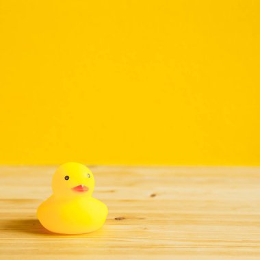 Sarı lastik ördek oyuncak ahşap tablo