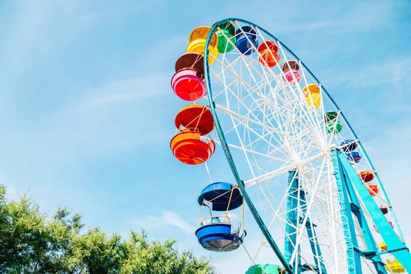 Rueda Ferris Colorida Parque Atracciones Vladivostok Rusia —  Fotos de Stock