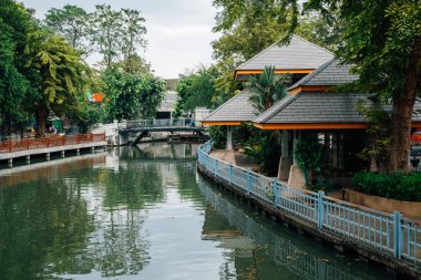 Bangkok, Tayland için Dusit hayvanat bahçesindeki göl ve yeşil ağaçlar