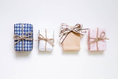 hediye kutuları beyaz arkaplanda izole