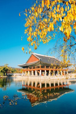Gyeongbokgung Sarayı Gyeonghoeru ile sonbahar gölette Seul, Kore