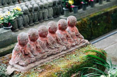 Taş Jizo Buda heykeli Hasedera tapınağında Kamakura, Japonya