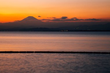 Dağ Fuji ve Enoshima Adası sunset beach kanagawa, Japonya