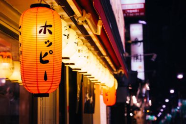 Tokyo, Japonya - 25 Kasım 2018: kırmızı ışık fener, Bar ve restoranda Shinjuku Omoide Yokocho