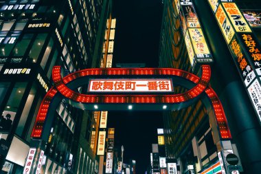 Tokyo, Japonya - 25 Kasım 2018: Işıklı reklam panoları ve neon işaret Shinjuku Kabukicho eğlence bölgesi geceleri
