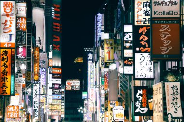 Tokyo, Japonya - 25 Kasım 2018: Işıklı reklam panoları ve neon işaret Shinjuku Kabukicho eğlence bölgesi geceleri