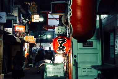 Tokyo, Japonya - 25 Kasım 2018: Gece Shinjuku altın Gai, eski bar ve restoran sokak