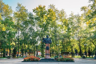 Khabarovsk, Rusya - 14 Eylül 2018: Amur nehir kenarı parkında Pamyatnik Marshalu Sovetskogo Soyuza R.ya.malinovskomu heykeli