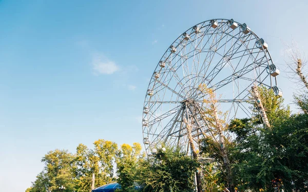 Rueda Fortuna Parque Atracciones Junto Río Amur Jabárovsk Rusia —  Fotos de Stock